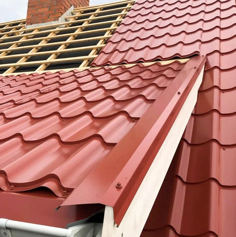 3. Byte av aluminiumtak med taktegelutseende till en villa pa sjotomt